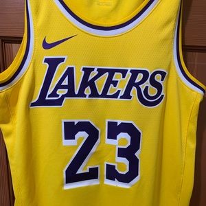 Lakers James 23 Men size M Swingman jersey authentic Nike